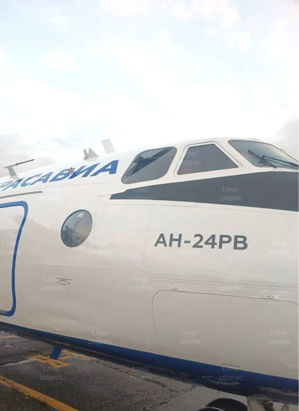 У самолет Ан-24 «КрасАвиа» произошло разрушение бокового стекла кабины пилота во время выполнения рейса из Светлогорска в Красноярск