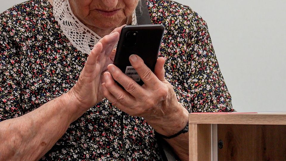 В Красноярске пенсионерка 1941 года рождения стала жертвой мошенников, лишившись более 1,1 млн рублей по новой схеме аферистов