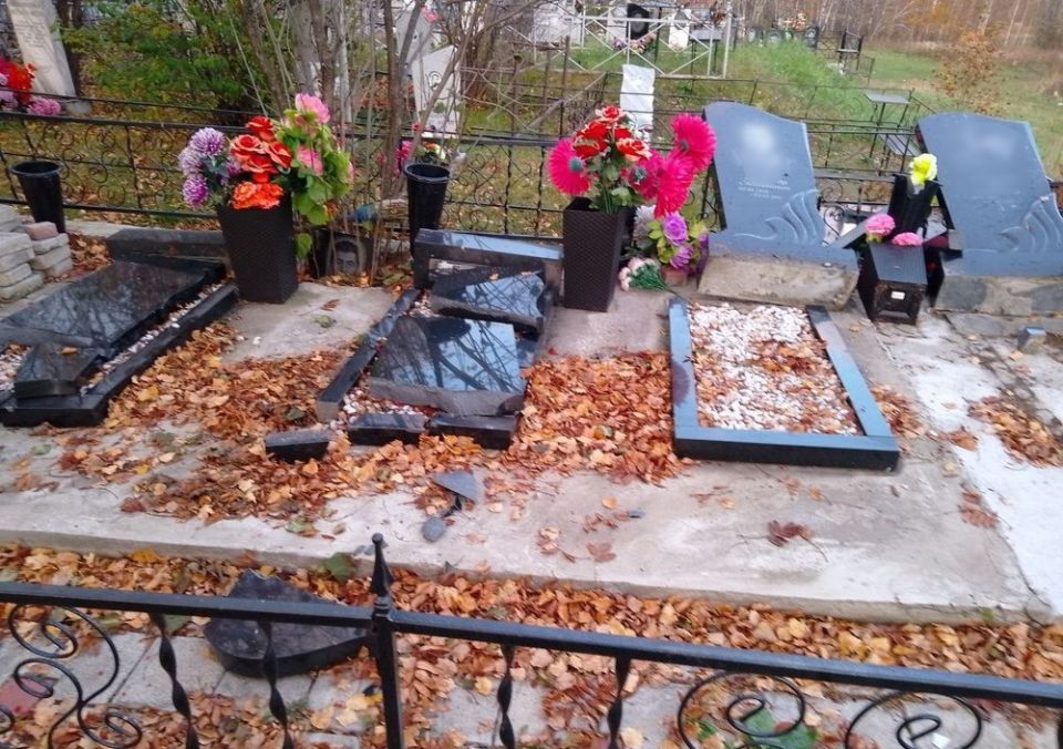 В Березовском районе подростки устроили массовый акт вандализма на кладбище в деревне Киндяково, повредив 47 надгробий