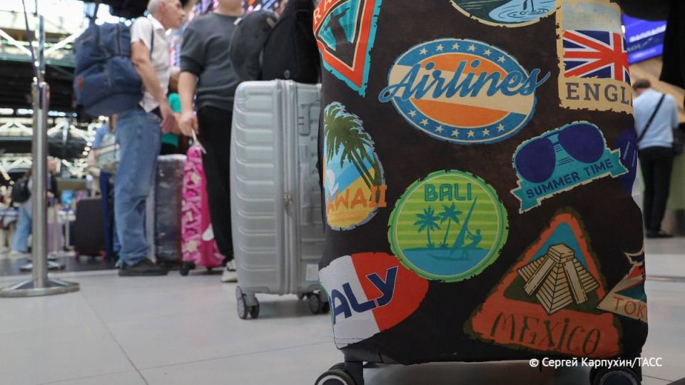 Прибытие 12 рейсов задерживается в новосибирском аэропорту Толмачево, следует из данных онлайн-табло