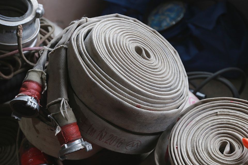 В Красноярском крае загорелся мебельный цех на площади 1400 квадратных метров