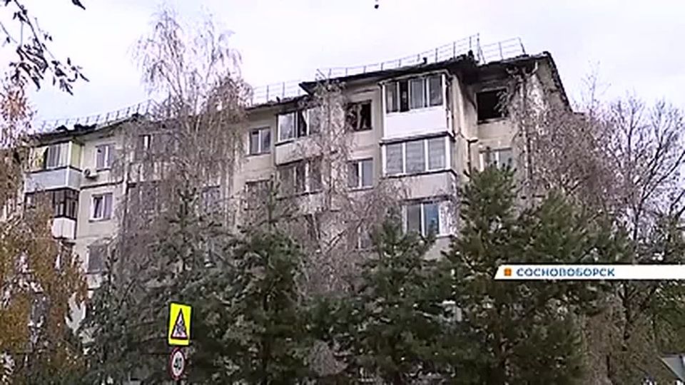 Крупный пожар уничтожил крышу пятиэтажного дома в Сосновоборске
