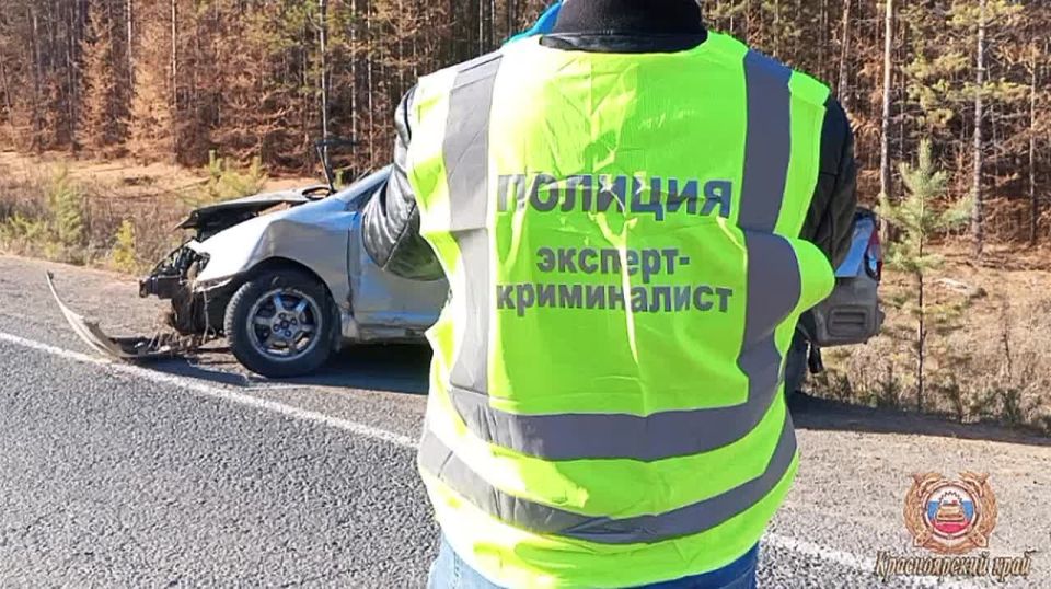 Сотрудники Госавтоинспекции работают на месте смертельного ДТП в Богучанском районе