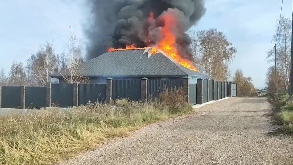 Жилой дом горит в СНТ «Луч» в посёлке Сухая балка