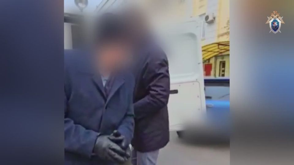 Преподавателя трех красноярских вузов задержали по подозрению в получении взятки