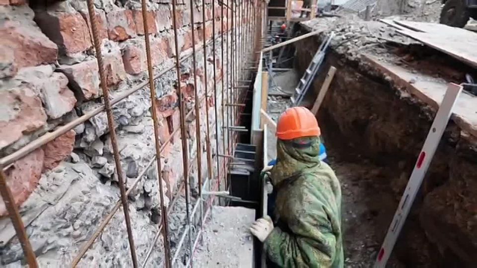 В Красноярске жители первого подъезда дома на улице Бограда, 114 начали возвращаться в свои квартиры после завершения работ по укреплению фундамента