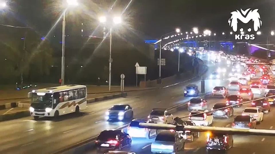 Огромная пробка собралась на Коммунальном мосту в Красноярске из-за аварии