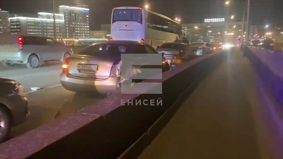 Кадры с места аварии с четырьмя авто на Коммунальном мосту