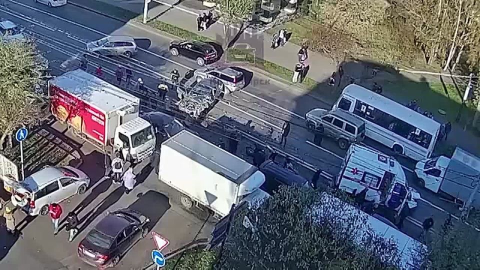 На Высотной столкнулись несколько машин, в том числе автомобиль скорой помощи