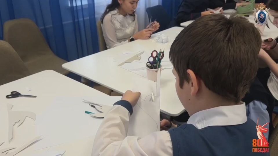 В Красноярске офицеры СК России с подшефным Краевым центром семьи и детей присоединились к Всероссийской акции памяти «Дни белых журавлей»