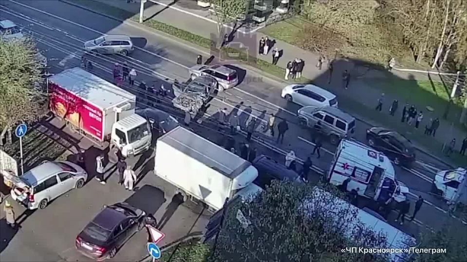 Кадры массовой аварии на улице Высотной в Красноярске