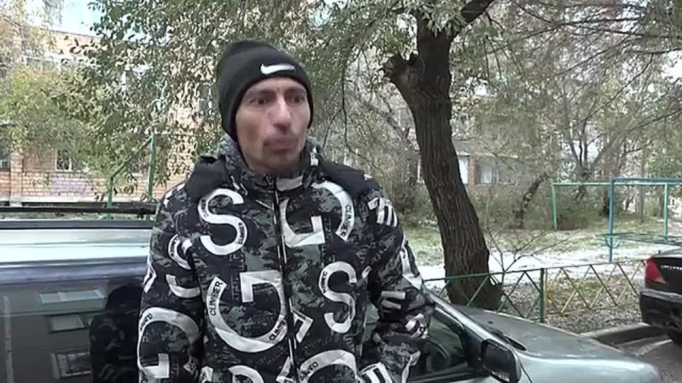 ПОЦАРАПАЛ И СКРЫЛСЯ. Более пятнадцати машин пострадали во дворе дома на улице Свердловской в Красноярске от рук неизвестного, который острым предметом поцарапал ряд припаркованных машин