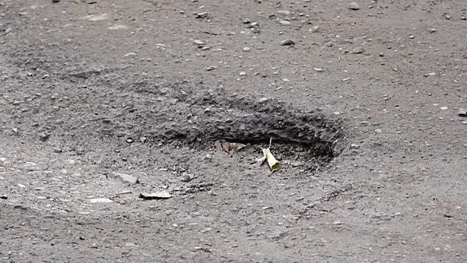 НАБОР ЯМ ВМЕСТО ДОРОГИ. А вот автомобилисты на улице 60 лет Октября в Красноярске недовольны качеством дороги