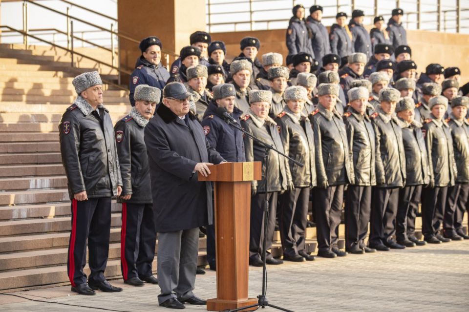 Игорь Зубов вручил сотрудникам красноярской полиции государственные награды