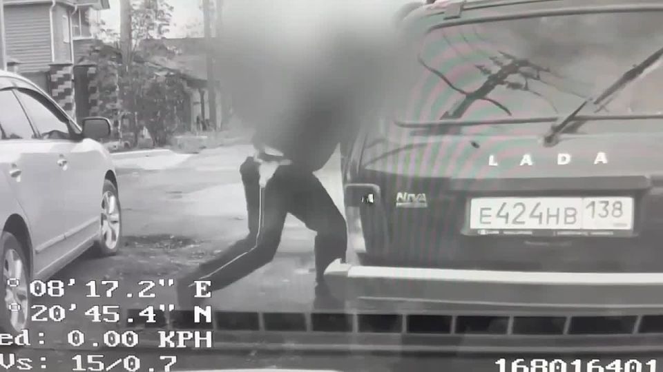 В Иркутске мужчина без прав угнал автомобиль, который собирались подарить пенсионерке в честь 40-летия совместной жизни