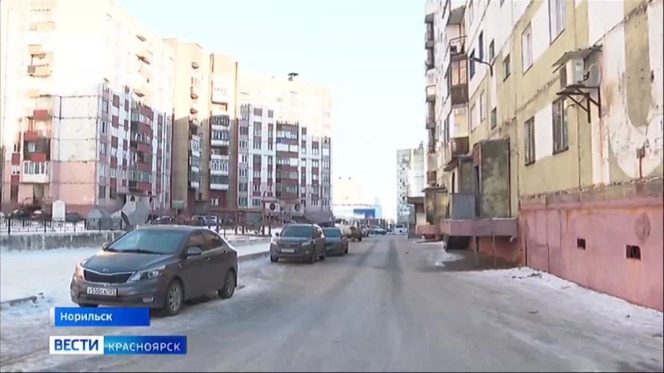 Коммунальные службы Норильска борются с гололёдом