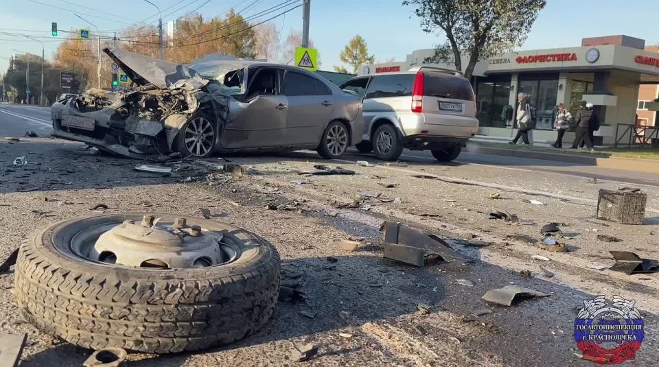Красноярец на Mazda устроил жесткое ДТП со скорой помощью
