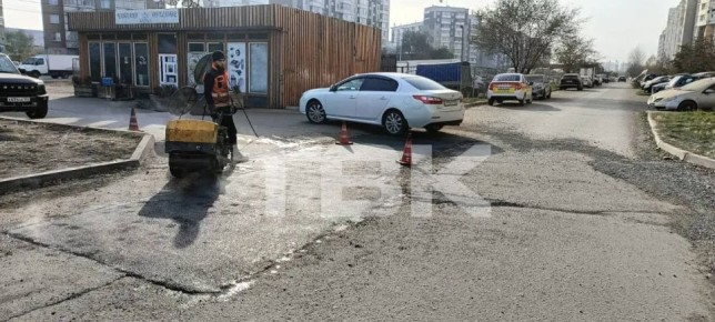 Яму на Ястынской заделали. О ремонте отчитались в администрации Советского района