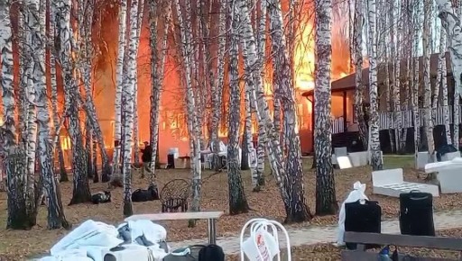 Крупный пожар в красноярском экопарке "Апартель"