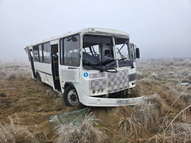 Плохая видимость из-за тумана и наледь на дороге стали предварительной причиной ДТП с автобусом на юге Красноярского края, сообщили ТАСС в прокуратуре региона