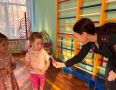 В Минусинске госавтоинспекторы совместно с ЮИДовцами провели для дошкольников увлекательную игру «Путешествие в страну ППД»