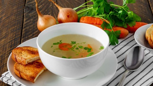 Золотистый куриный бульон как у бабушки: аромат долетит до соседей