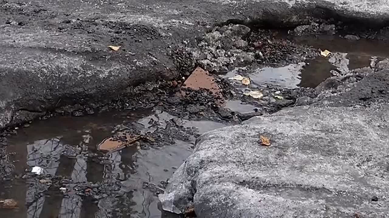 НА МОКРОМ МЕСТЕ. В Красноярске грунтовая вода затопила улицу Тобольскую
