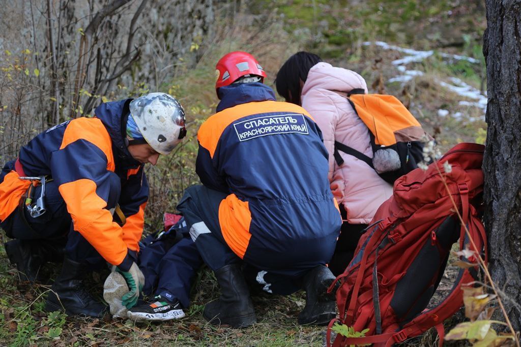 В нацпарке «Красноярские Столбы» спасатели привели в чувство упавшего в обморок гражданина Вьетнама