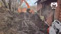 Во дворе дома, на который сошёл сель в Красноярске, работает тяжёлая техника