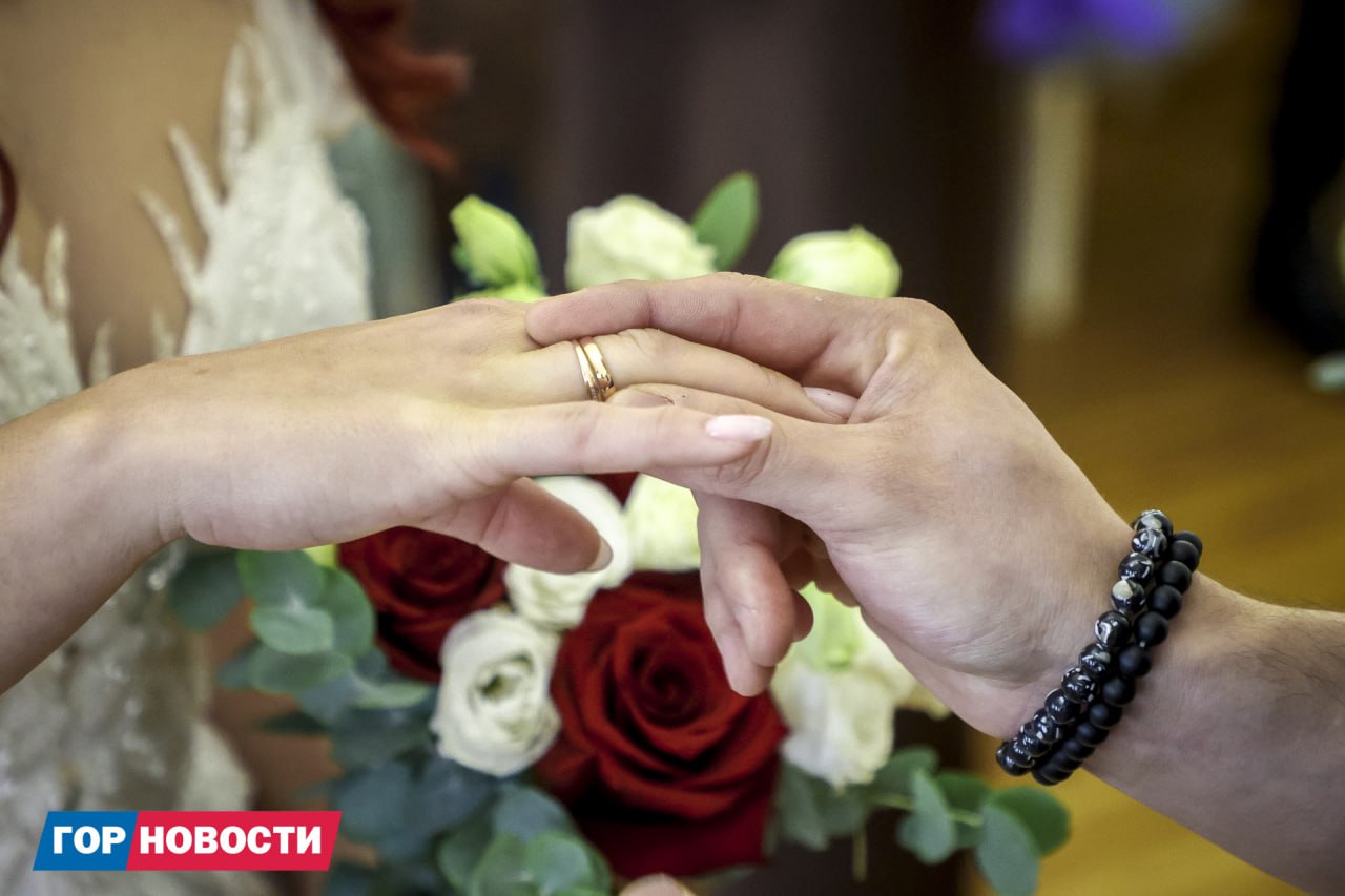 Более 100 пар поженились в Красноярском крае в очередную красивую дату — 25.10.2025