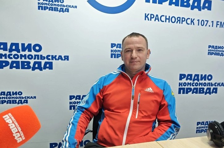 В каком возрасте лучше отдать ребенка на секцию по прыжкам на лыжах с трамплина? Насколько в Красноярске популярен этот вид спорта? Как проходят занятия до наступления зимы? Куда сборная края ездит на соревнования?
