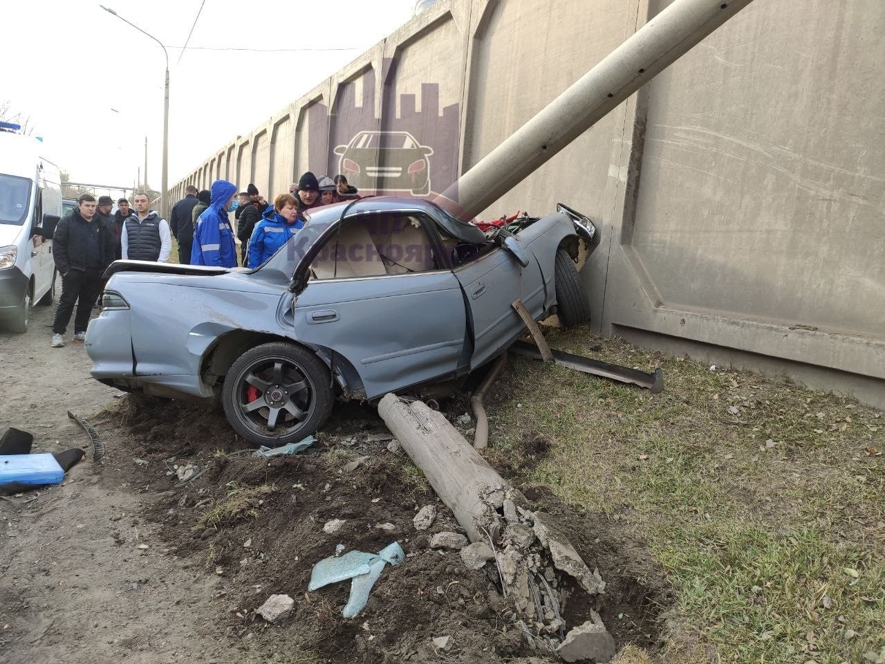 На Семафорной в Красноярске иномарка Toyota MARK II влетела в столб На Семафорной в Красноярске иномарка Toyota MARK II влетела в столб