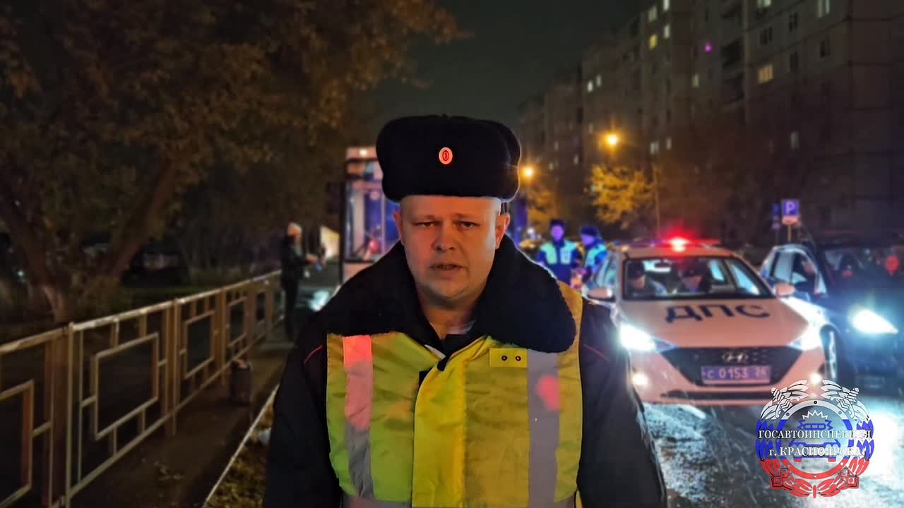 Сотрудники Госавтоинспекции работают на месте смертельного ДТП в Свердловском районе