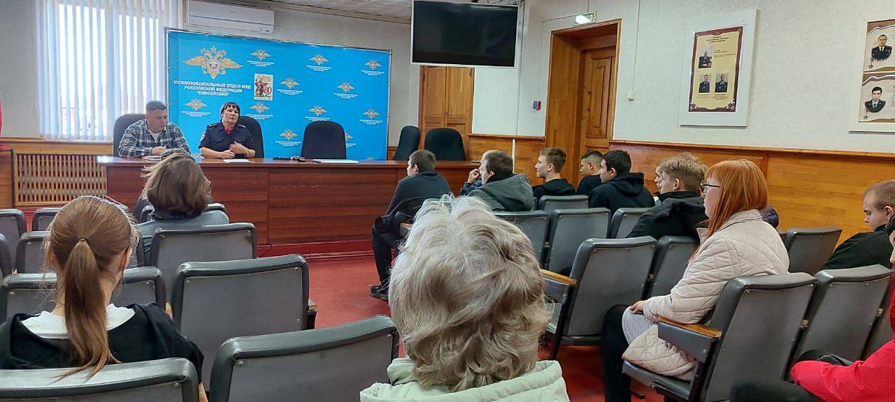 Как полиция Красноярского края вдохновляла школьников на службу Как полиция Красноярского края вдохновляла школьников на службу