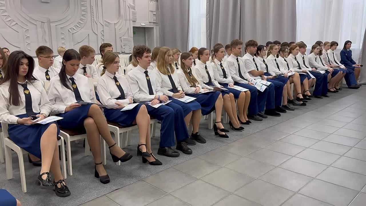 Сегодня прокурор края Роман Тютюник провел для учеников прокурорских классов «Разговоры о важном» на тему «Прокурор в современных условиях. Актуальные вызовы»