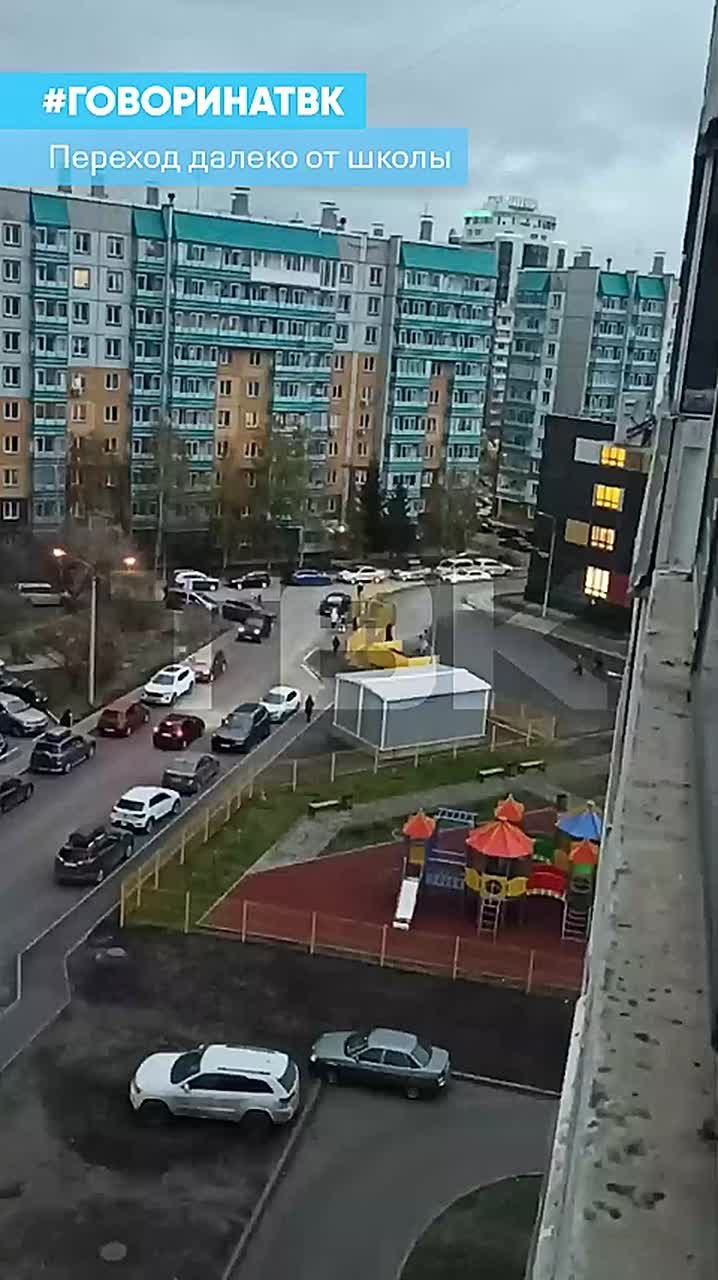 Неудобный пешеходный переход к школе на Молокова