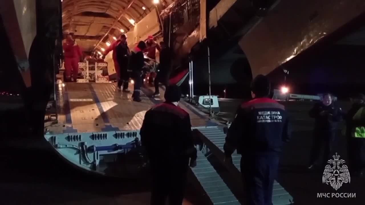 Пострадавших во время взрыва на заводе в Копейске Челябинской области доставили спецбортом МЧС России в Нижний Новгород