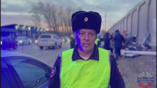 Автомобиль врезался в столб на правобережье Красноярска