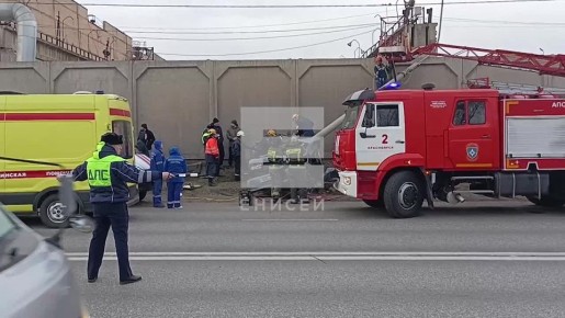Во врезавшейся в столб машине погиб пассажир