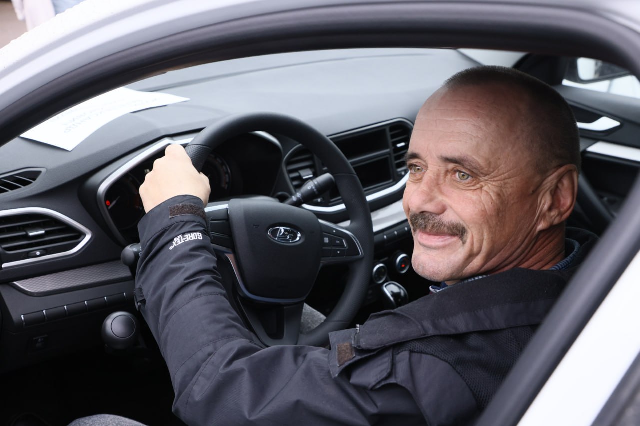 В Красноярске пострадавшим на производстве вручили ключи от адаптированных автомобилей