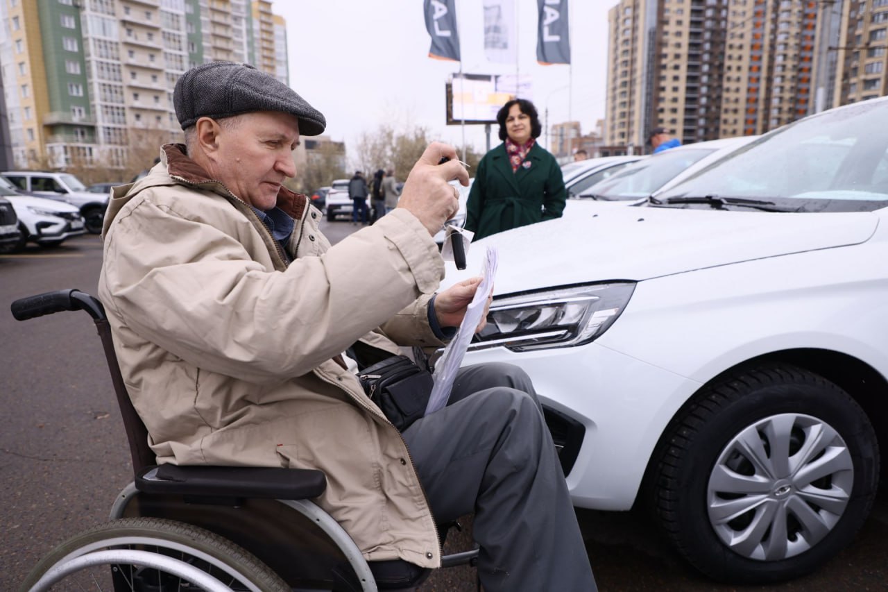 В Красноярске пострадавшим на производстве вручили ключи от адаптированных автомобилей В Красноярске пострадавшим на производстве вручили ключи от адаптированных автомобилей