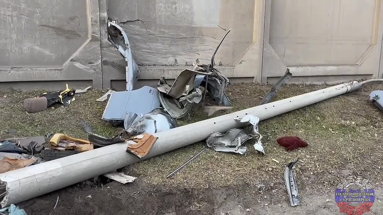 «Машину чуть не разрезало пополам»: на правобережье Красноярска иномарка влетела в бетонный забор и снесла столб