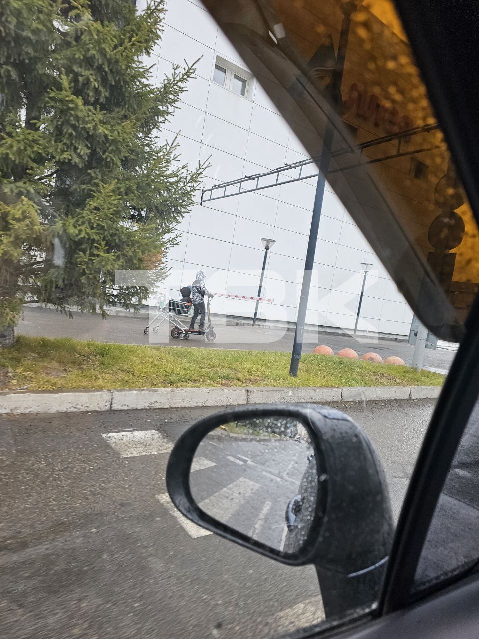 Дети сделали «прицеп» для электросамоката на Вавилова Дети сделали «прицеп» для электросамоката на Вавилова