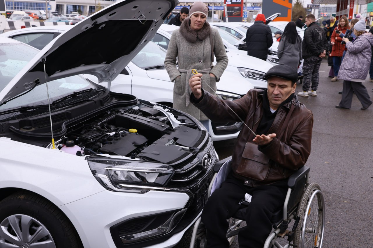 В Красноярске пострадавшим на производстве вручили ключи от адаптированных автомобилей В Красноярске пострадавшим на производстве вручили ключи от адаптированных автомобилей