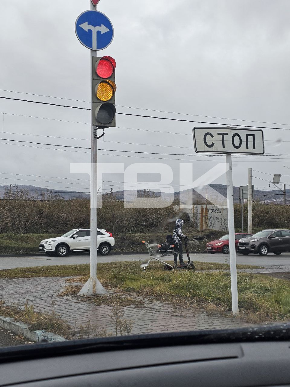 Дети сделали «прицеп» для электросамоката на Вавилова Дети сделали «прицеп» для электросамоката на Вавилова