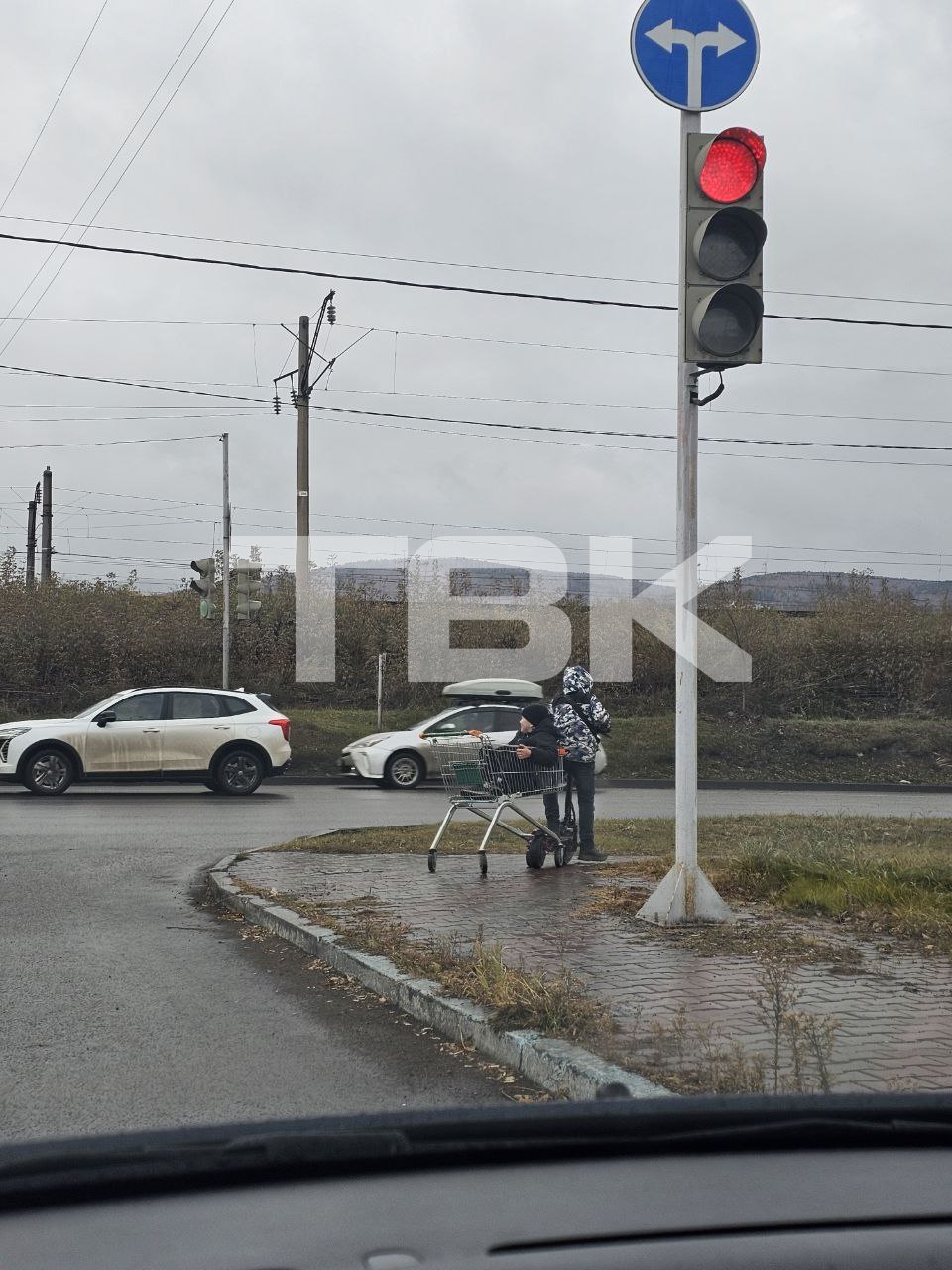 Дети сделали «прицеп» для электросамоката на Вавилова