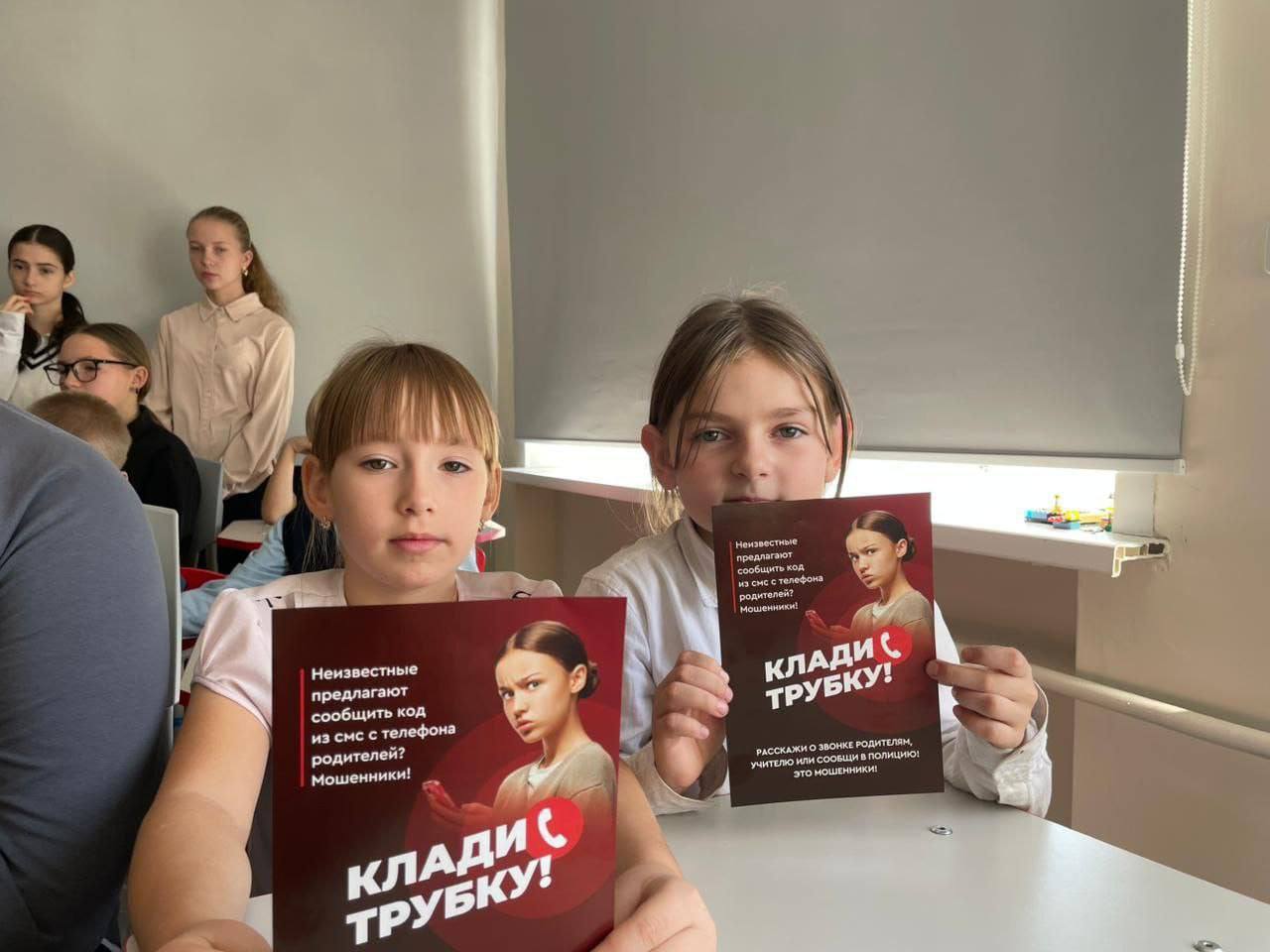 Полицейские заботятся о детях: от увлекательных экскурсий до важных правил безопасности Полицейские заботятся о детях: от увлекательных экскурсий до важных правил безопасности