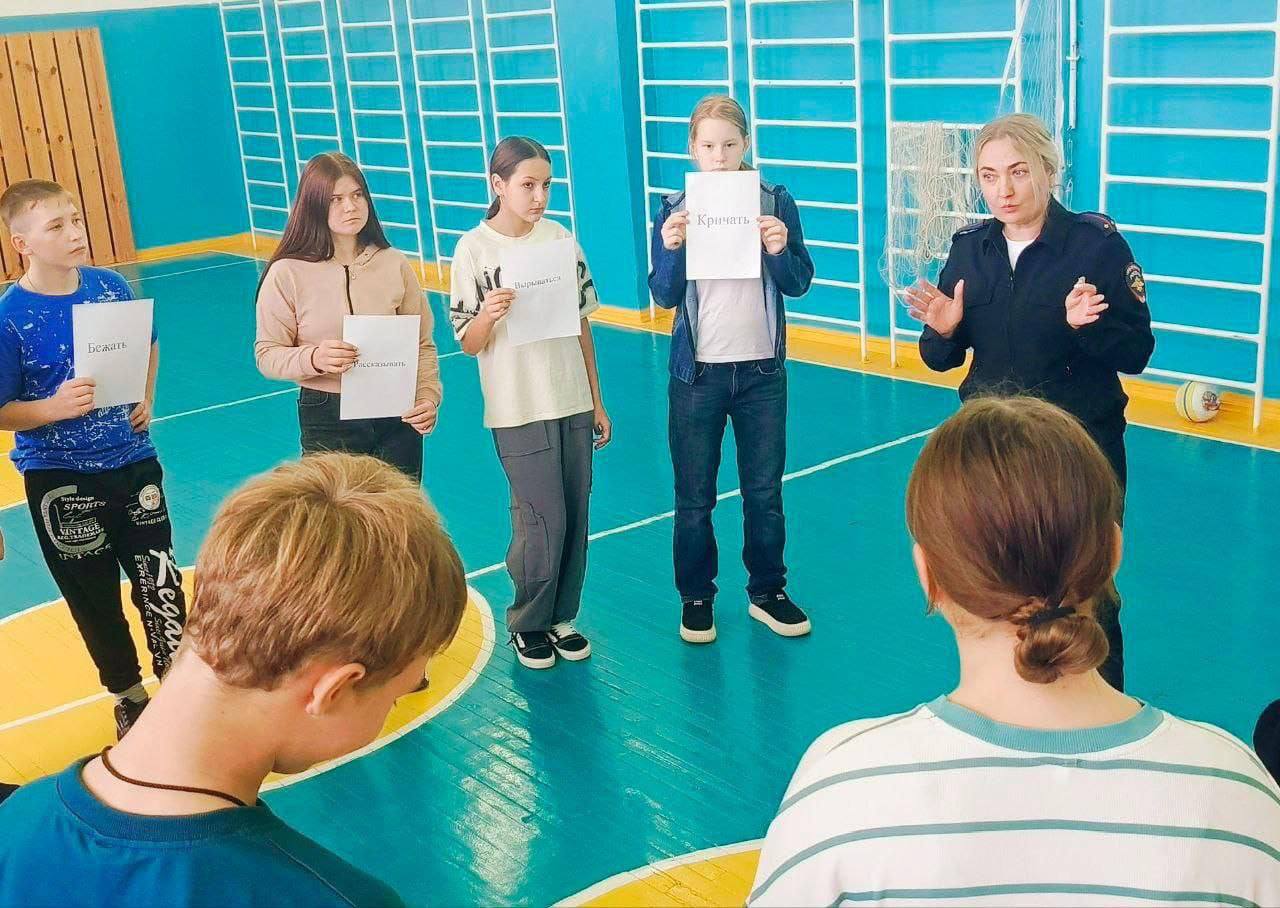 Полицейские заботятся о детях: от увлекательных экскурсий до важных правил безопасности Полицейские заботятся о детях: от увлекательных экскурсий до важных правил безопасности