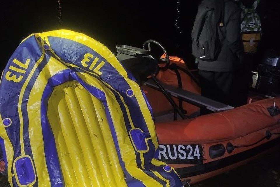 В Красноярском крае двое подростков чуть не утонули на надувной лодке