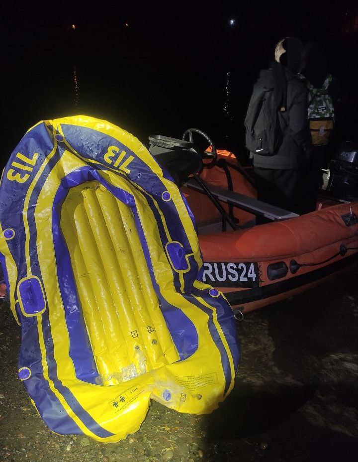 Под Красноярском спасли подростков, которые сплавлялись на надувной лодке